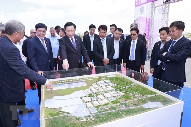 Chủ tịch Quốc hội Vương Đình Huệ xem mô hình Khu công nghiệp Vimariel. Ảnh: TTXVN