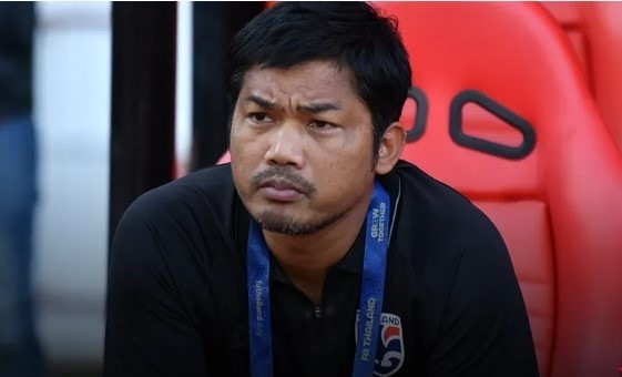 Issara Sritaro (U22 Thái Lan): Sinh năm 1980, Sritaro là huấn luyện viên trẻ nhất tại bảng B. Ông bắt đầu sự nghiệp huấn luyện khi mới 32 tuổi và kinh qua nhiều câu lạc bộ tại Thái Lan. Sau đó, ông có 2 giai đoạn làm trợ lý cho huấn luyện viên tại đội tuyển Thái Lan và U23 Thái Lan. Từ cuối năm 2022, ông Sritaro chính thức được giao trọng trách dẫn dắt U22 Thái Lan dự SEA Games 32. Mục tiêu FAT giao cho ông là phải giành tấm huy chương vàng, điều họ không thể làm được kể từ năm 2017. Ảnh: SMM