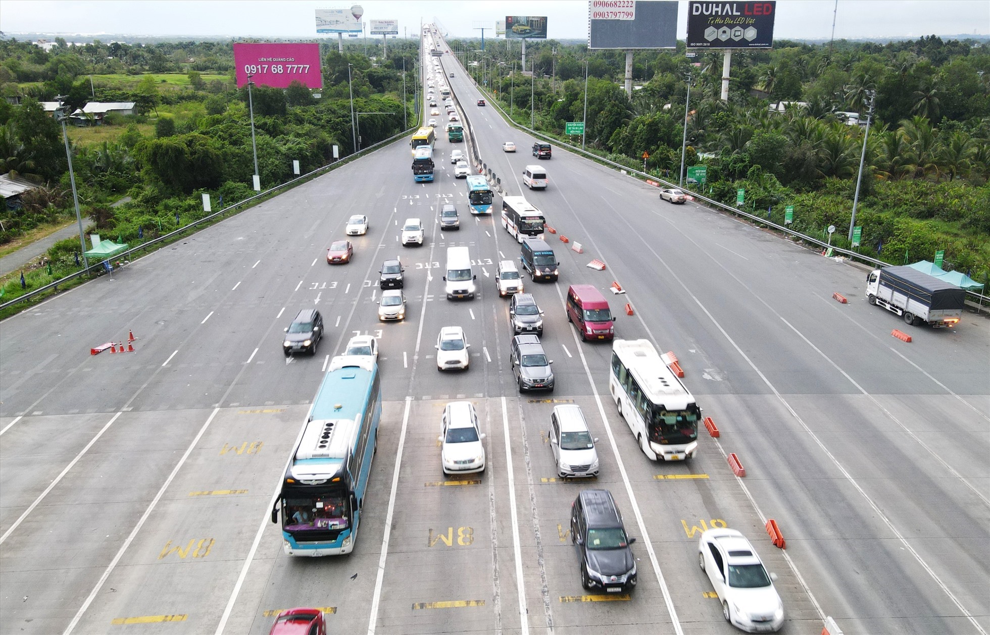 Cao tốc TP Hồ Chí Minh - Long Thành thường xuyên ùn tắc dịp lễ, Tết.  Ảnh: Anh Tú