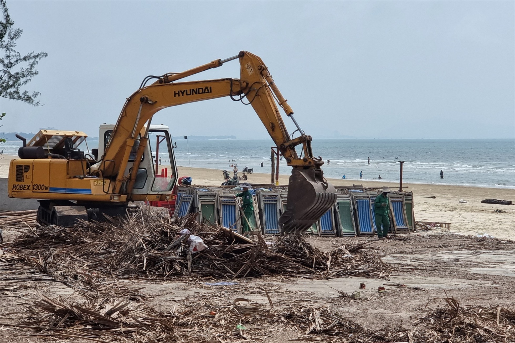 Việc chỉnh trang tạo ra không gian thoáng và sạch sẽ cho Bãi Sau trước mùa cao điểm du lịch. Ảnh: Thành An