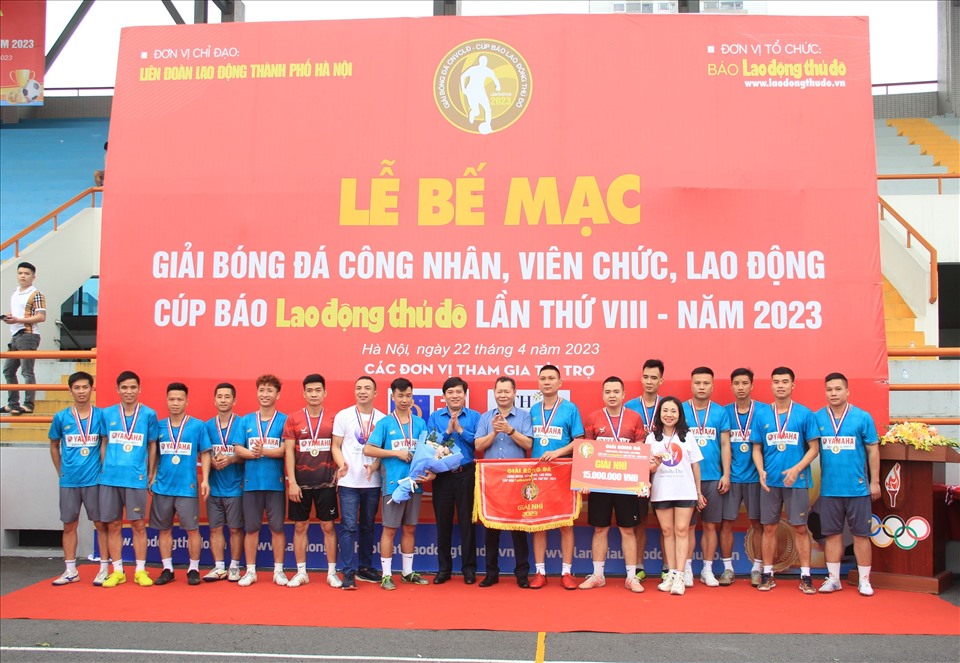 Đại diện Tổng LĐLĐVN và LĐLĐ thành phố Hà Nội trao giải Nhì cho đội bóng Công ty TNHH Yamaha Motor Việt Nam. Ảnh: Hà Anh