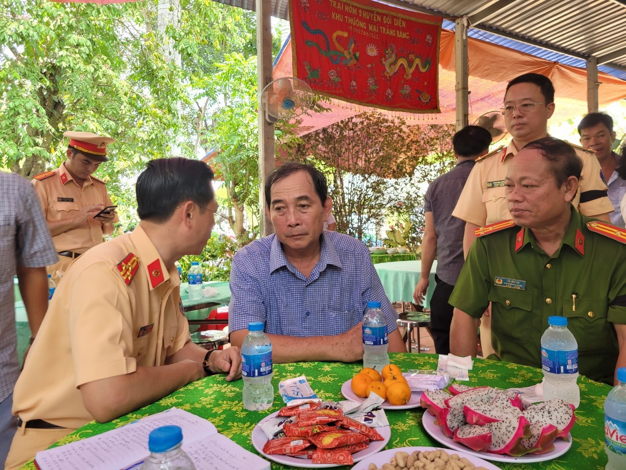 Thủ trưởng cùng đồng đội chia buồn cùng gia đình thiếu tá Nguyễn Xuân Hào. Ảnh: An Long