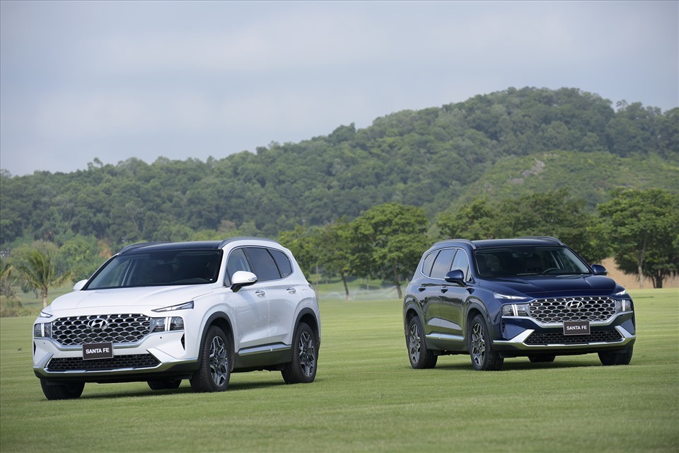 Hyundai SantaFe tiếp tục được đại lý đẩy mạnh doanh số bằng . Ảnh: TC Motor.