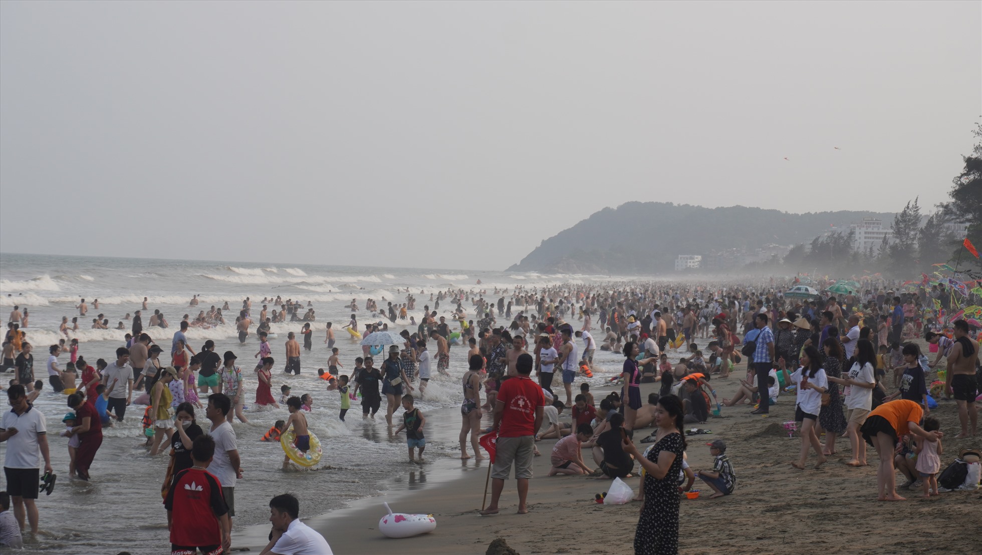 Ghi nhận trong chiều cùng ngày, hàng chục nghìn người đã đổ về biển Sầm Sơn để tắm mát. Ảnh: Quách Du