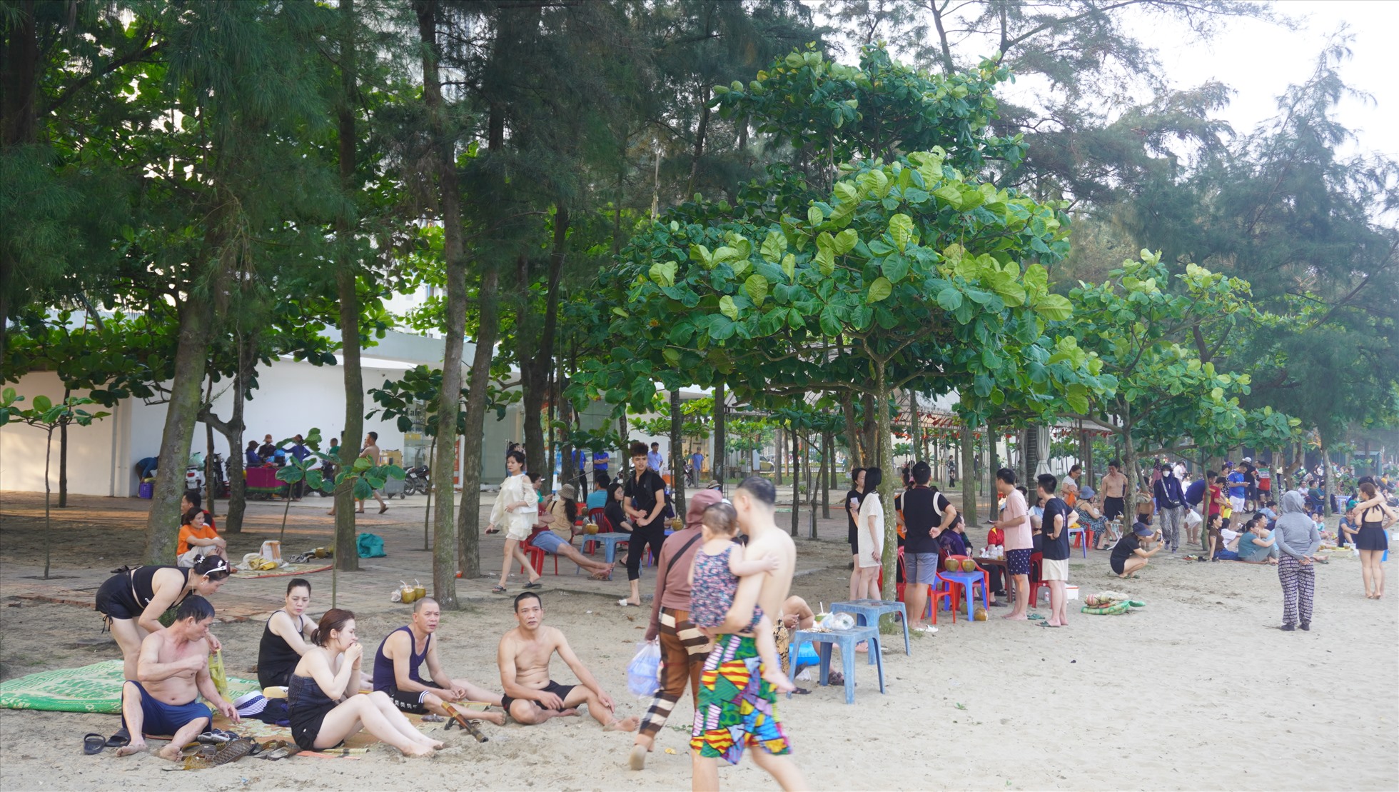 Sau quãng thời gian tắm biển mệt, nhiều người chọn cách ngồi hóng gió, thư thái tại bãi biển. Ảnh: Quách Du