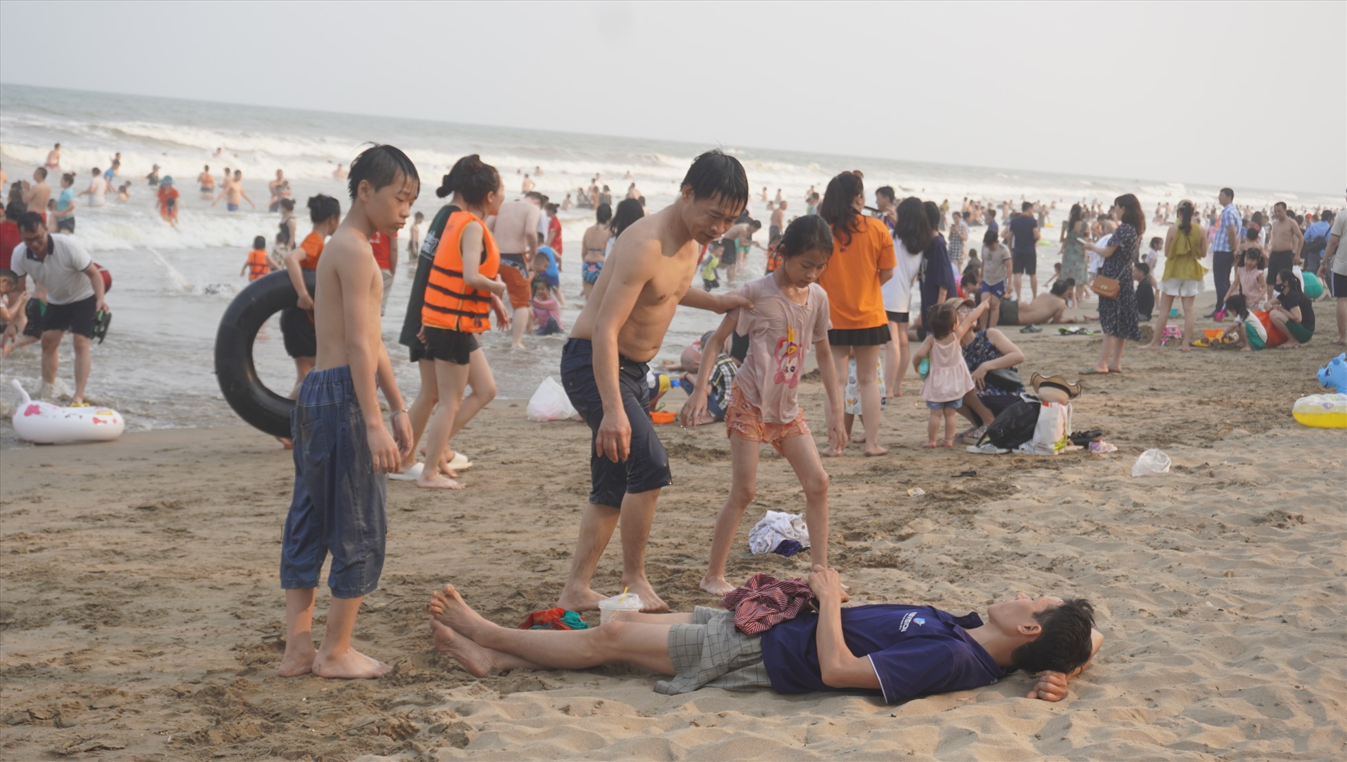 Thời tiết trong ngày khai trương du lịch biển Sầm Sơn 2023 khá nắng nóng, thuận lợi cho du khách tắm biển. Ảnh: Quách Du