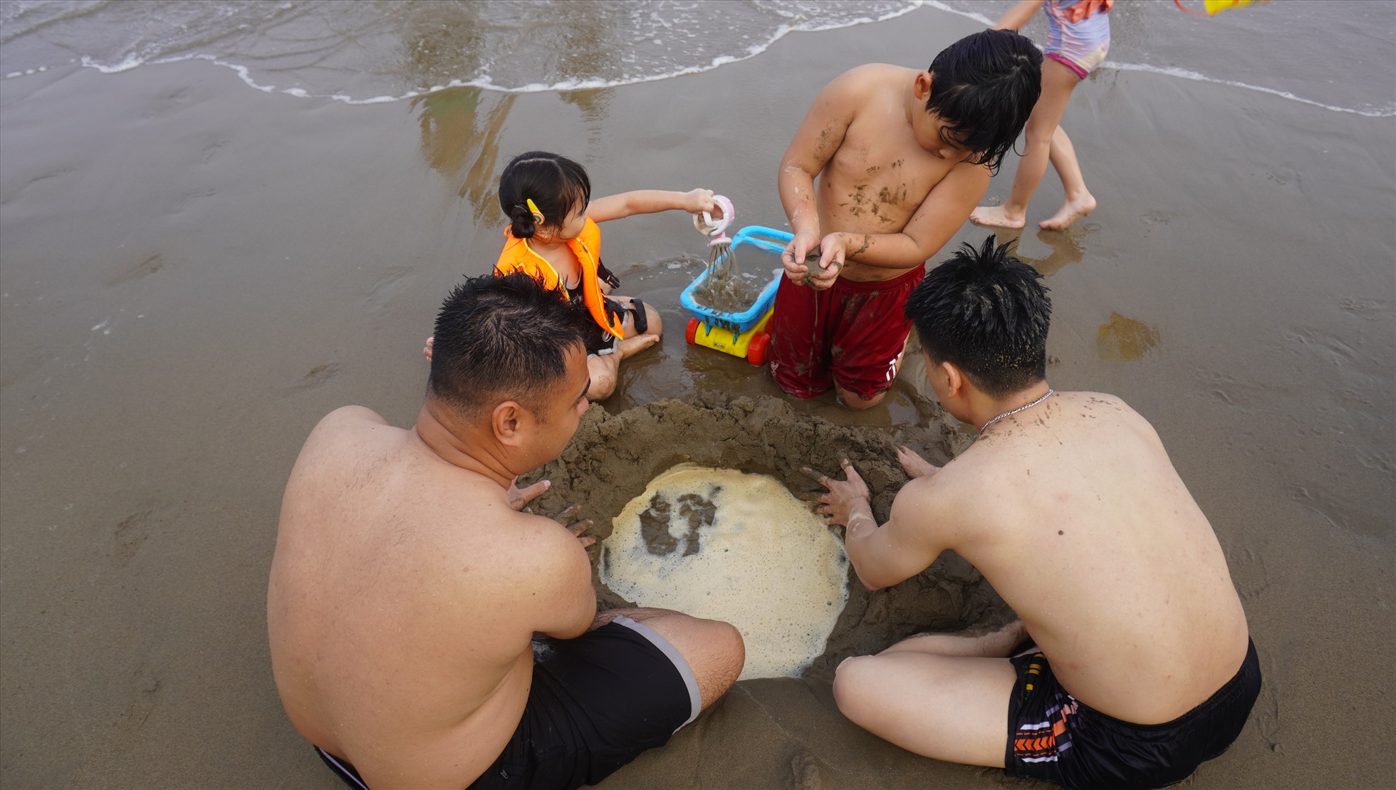 Các gia đình thỏa sức nô đùa cùng sóng biển trước giờ khai trương du lịch Sầm Sơn năm 2023. Ảnh: Quách Du