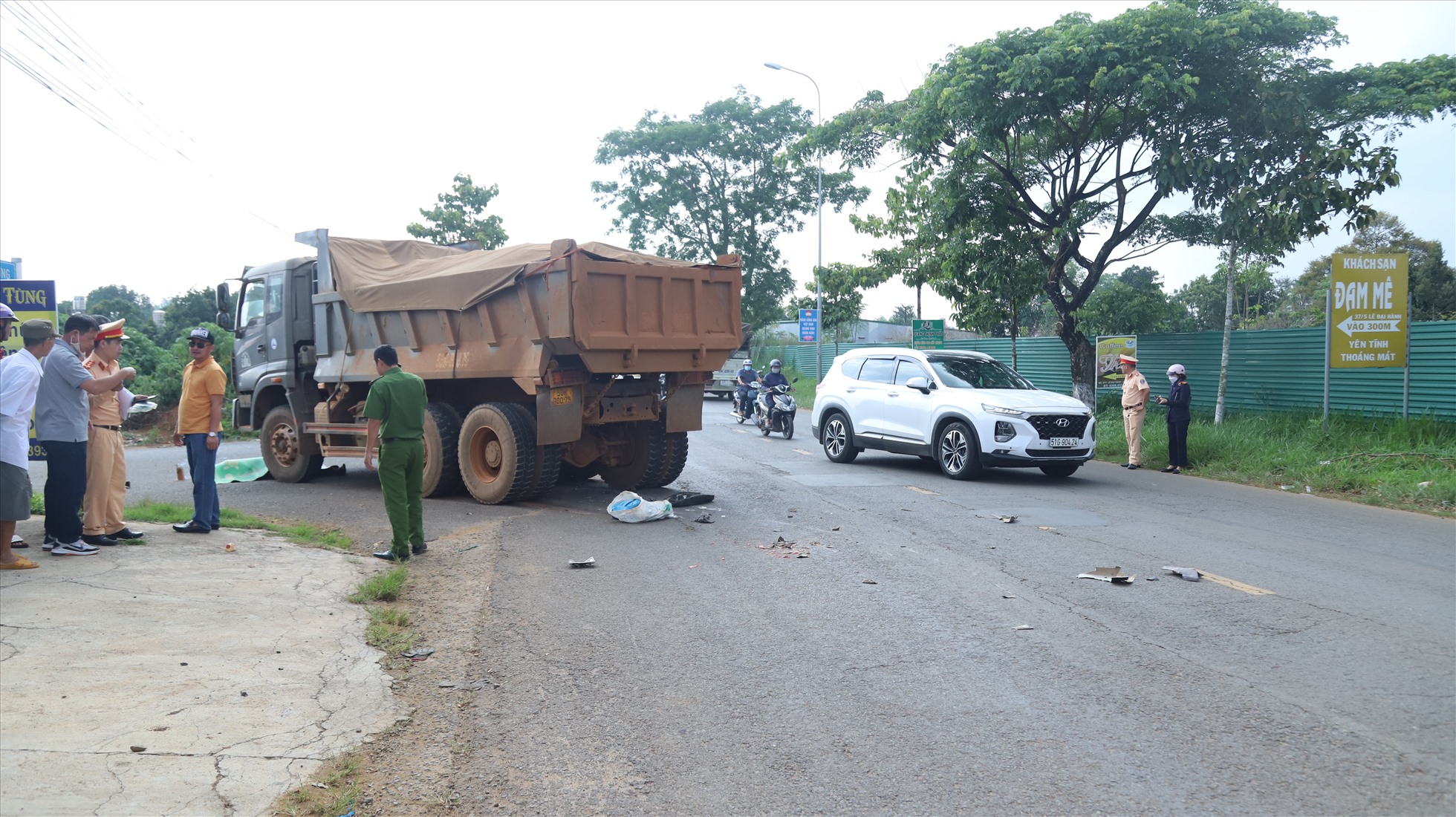 Hiện trường vụ việc tai nạn giao thông khiến người đàn ông tử vong tại chỗ ở thành phố Bảo Lộc (Lâm Đồng). Ảnh: Khánh Phúc