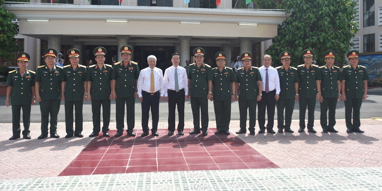 Chủ tịch nước Võ Văn Thưởng cùng lãnh đạo Trung ường và Quân khu 9. Ảnh: Quang Đức