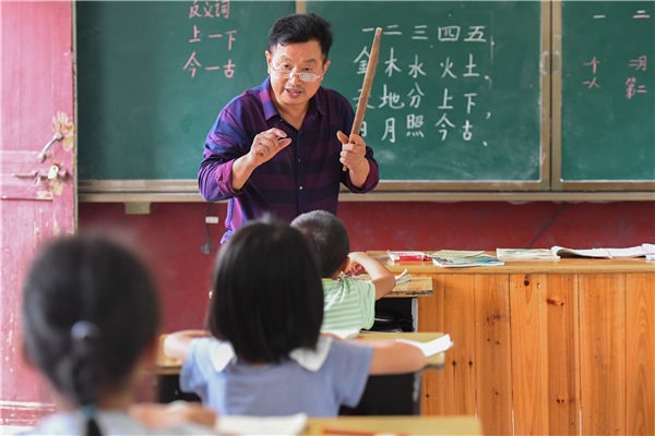 Năm 2021, thầy Dong Zhuwen, 63 tuổi, giảng dạy tại một trường tiểu học ở tỉnh Hồ Nam, Trung Quốc. Ảnh: Xinhua