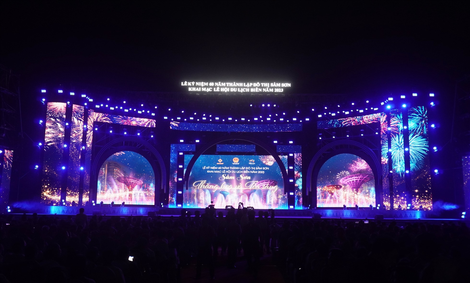 Theo đó, vào đêm ngày 22.4, tại sân khấu quảng trường biển Sầm Sơn, UBND tỉnh Thanh Hóa đã tổ chức Lễ kỷ niệm 60 năm thành lập đô thị Sầm Sơn và khai mạc Lễ hội du lịch biển năm 2023, với chủ đề “Sầm Sơn thăng hoa và tỏa sáng”. Ảnh: Quách Du