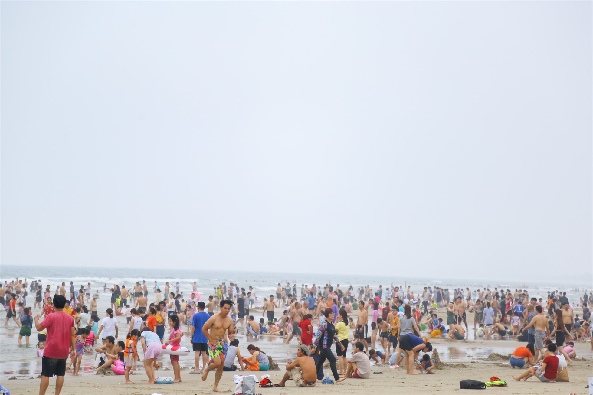 Những ngày qua, tình trạng nắng nóng tại Đà Nẵng kéo dài với nền nhiệt độ có nơi trên 38 độ C. Vì vậy, vào các khung giờ 16h-18h chiều, nhiều người dân lại đổ về các bãi biển để giải nhiệt cơ thể.