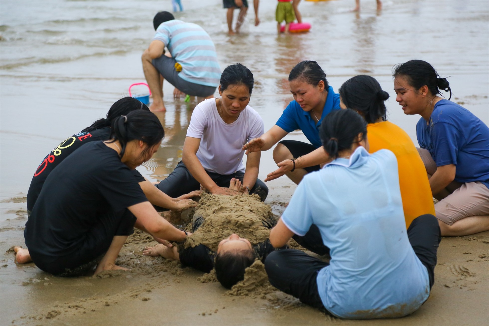 Người dân và du khách chơi đắp cát, thậm chí trải bạt vui chơi trên bãi biển.