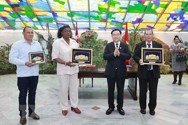 Chủ tịch Quốc hội Vương Đình Huệ tặng quà lưu niệm cho Bí thư Thành ủy Santiago de Cuba và chính quyền thành phố. Ảnh: TTXVN