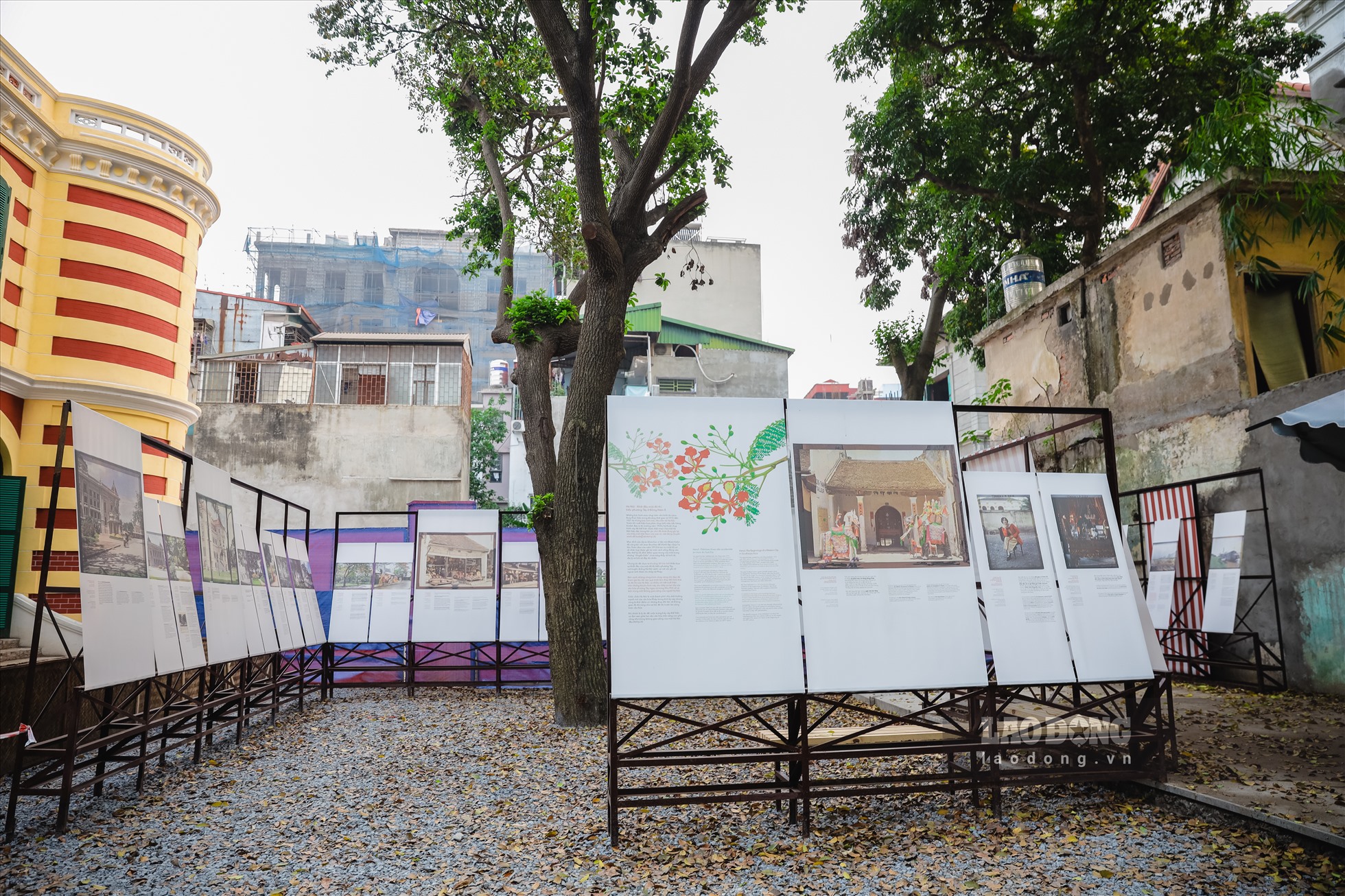 Gần 30 bức ảnh màu được trưng bày trong khuôn viên biệt thự cổ 49 Trần Hưng Đạo. Đây là những bức ảnh màu đầu tiên khắc họa quá trình biến đổi của Hà Nội theo dòng lịch sử, được nhiếp ảnh gia Léon Busy (1874 - 1951) thực hiện.