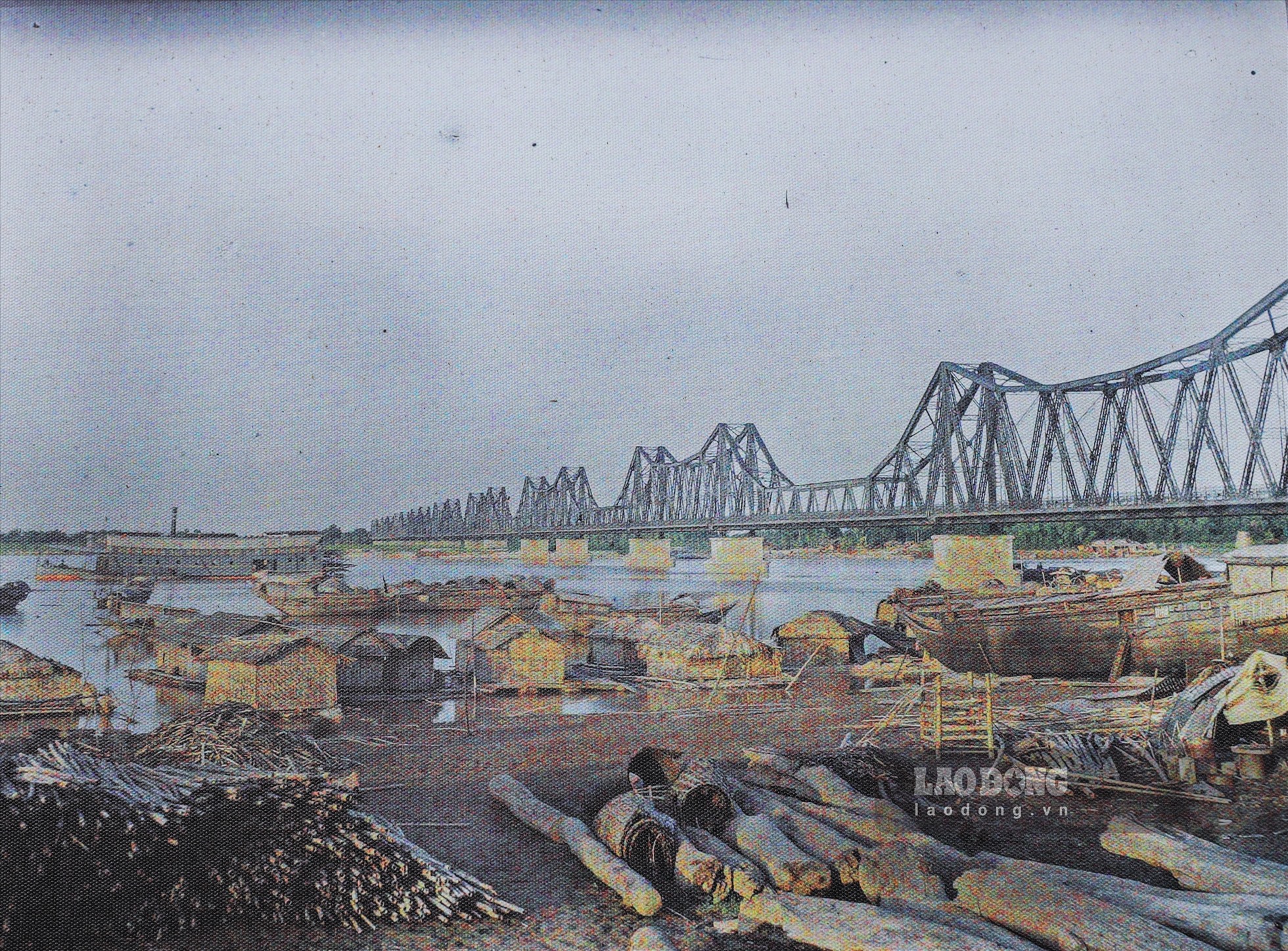 Cầu Long Biên qua sông Hồng cho thấy sự nhộn nhịp của giao thông đường thủy, khi bãi sông chân cầu được dùng làm nơi tập kết các loại hàng hóa. Cầu Long Biên từng là cầu dài nhất châu Á đầu thế kỷ 20.