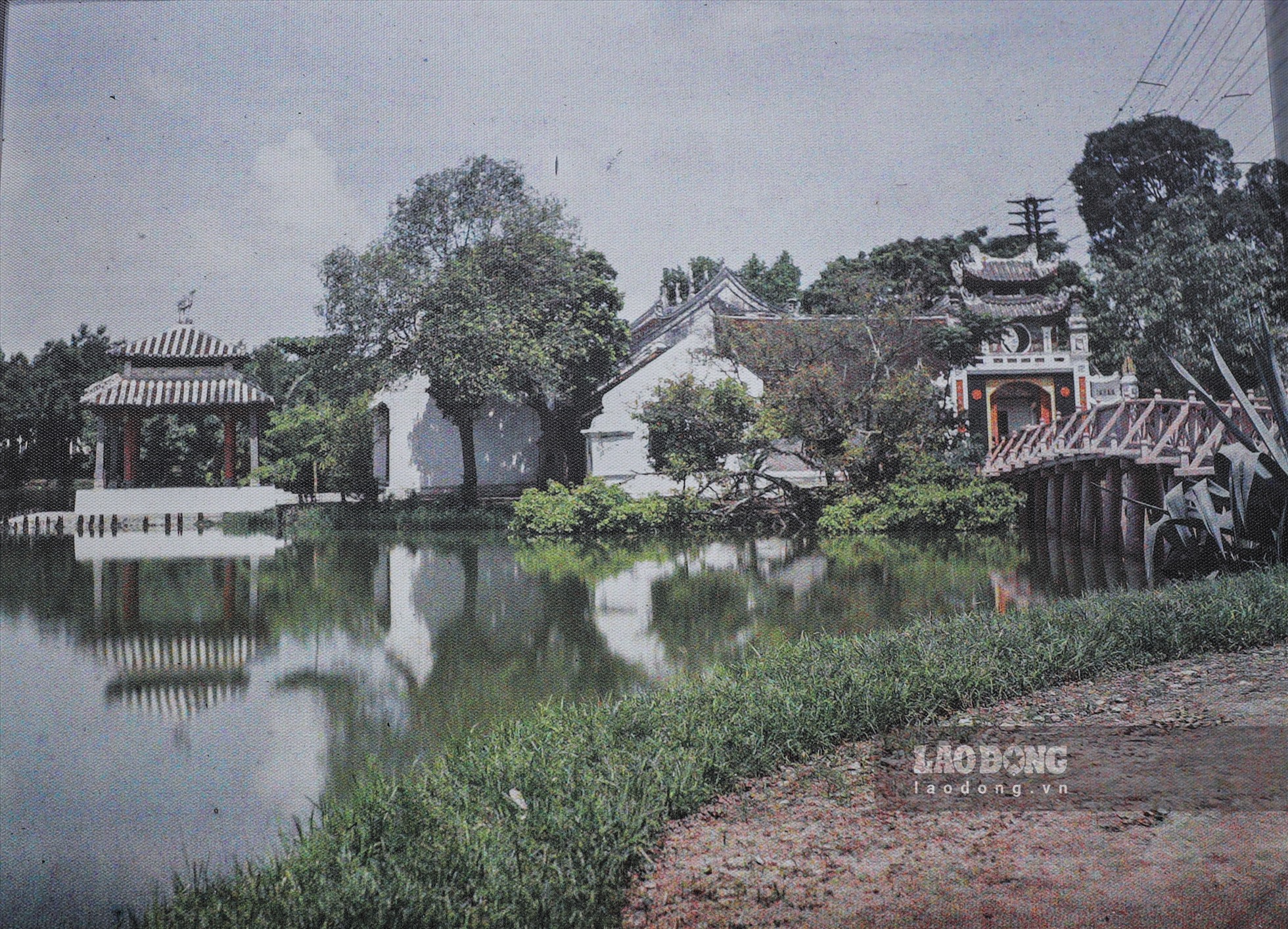 Đền Ngọc Sơn trên đảo Ngọc của hồ Hoàn Kiếm xưa. Bức ảnh cho thấy các tuyến dây điện đã kéo ra từ thời đó. Năm 1901, một nhà máy điện hơi nước được xây dựng bên hồ để cung cấp điện cho thành phố, đặc biệt là chiếu sáng công cộng.