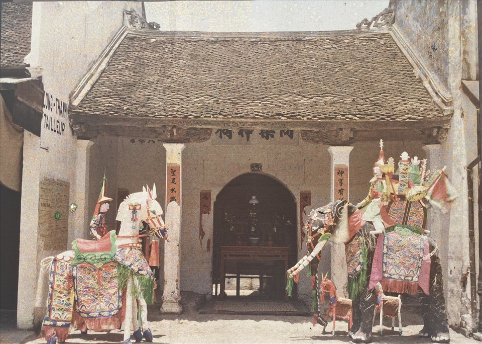 Đồ vàng mã bày trước ngôi đền trong khu phố cổ. Trên bức tường bên trái có áp phích báo chí bằng tiếng Pháp, chứng minh cho sự sôi động của báo chí từ đầu thế kỉ 20. Ảnh: Chi Trần.