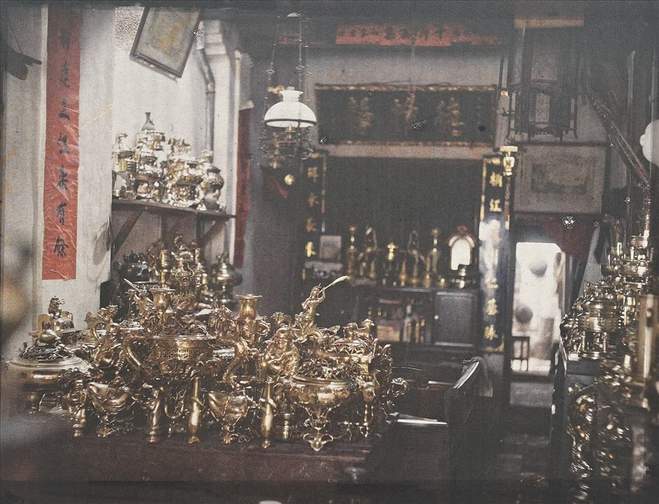 Cửa hiệu bán đồ đồng trên phố Hàng Mã. Chiếc đèn treo trên trần nhà là đèn dầu hỏa hoặc dầu đốt để thắp sáng trong các gia đình. Ảnh: Chi Trần.