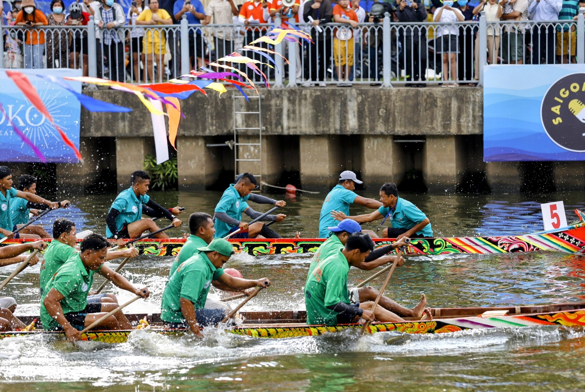 Lễ hội đua ghe Ngo năm nay với sự tham gia của 9 đội dự thi đến từ quận 3 và các tỉnh thành khu vực phía Nam gồm Bình Dương, Tây Ninh, Bình Phước, Kiên Giang.
