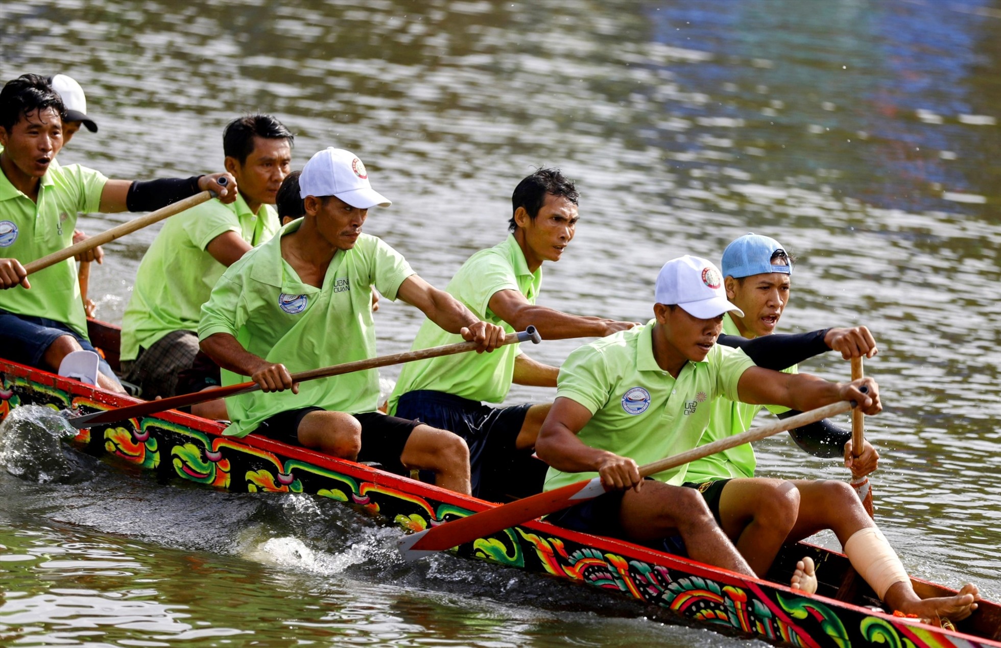 Sau nghi thức khai mạc, Các đội ghe ngo nam bước vào tranh tài khá quyết liệt. Cự ly của giải đua là 700 m