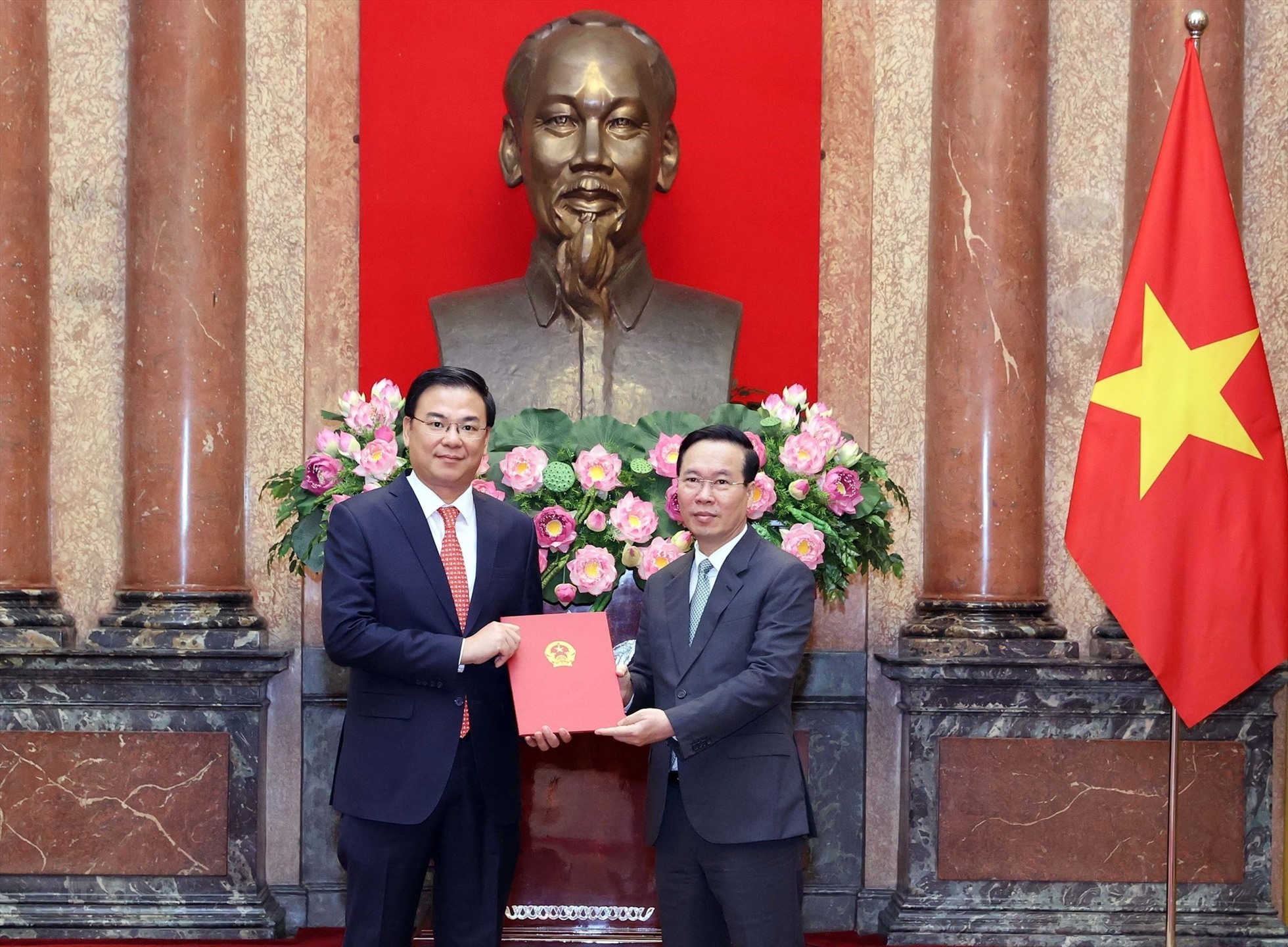 Chủ tịch nước Võ Văn Thưởng trao quyết định cho ông Phạm Quang Hiệu. Ảnh TTXVN