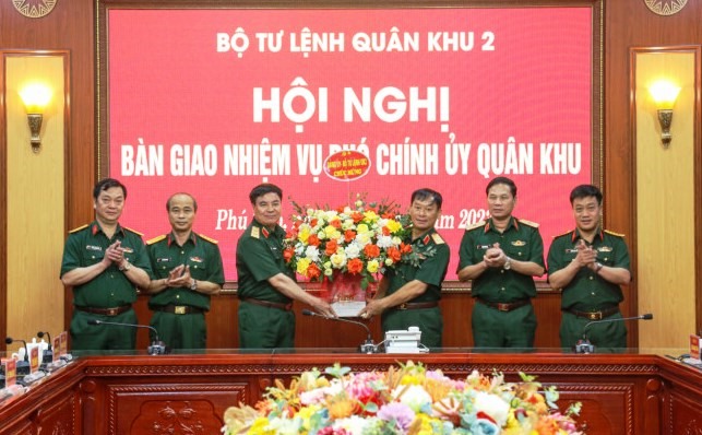 Thay mặt Đảng ủy, Bộ Tư lệnh Quân khu Hai, Trung tướng Phạm Đức Duyên tặng hoa chúc mừng Thiếu tướng Trần Ngọc Tuấn. Ảnh: VGP