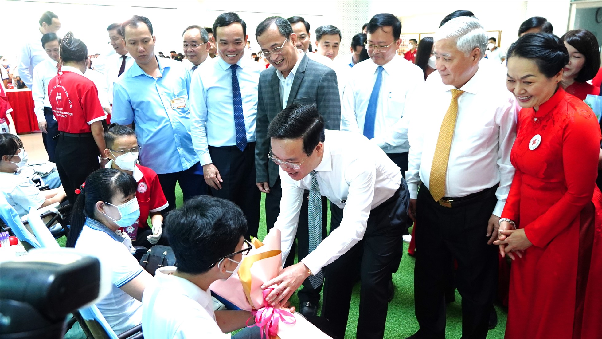 Chủ tịch nước Võ Văn Thưởng thăm động viên những người tham gia hiến máu nhân đạo. Ảnh: Tạ Quang