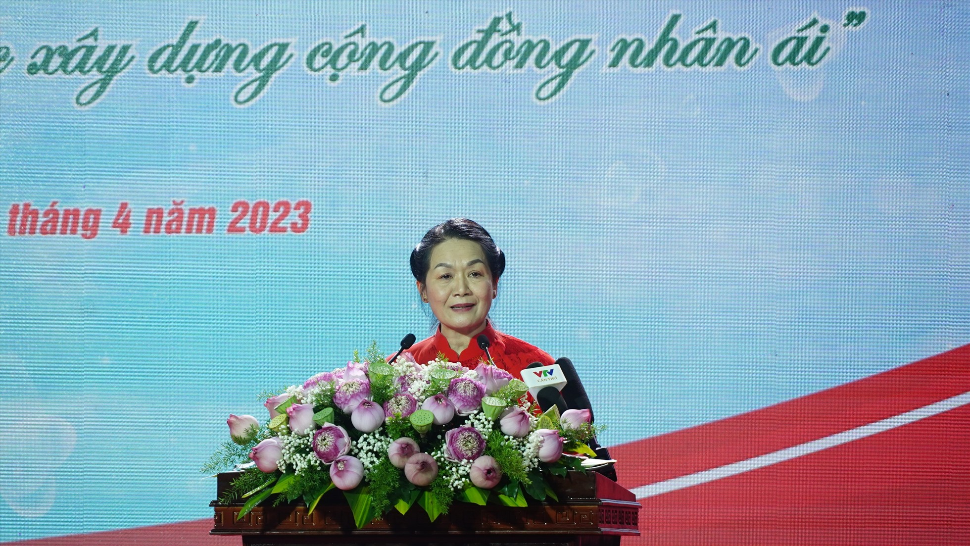 Bà Bùi Thị Hòa - Bí thư Đảng đoàn, Chủ tịch Hội Chữ thập đỏ Việt Nam phát biểu. Ảnh: Tạ Quang
