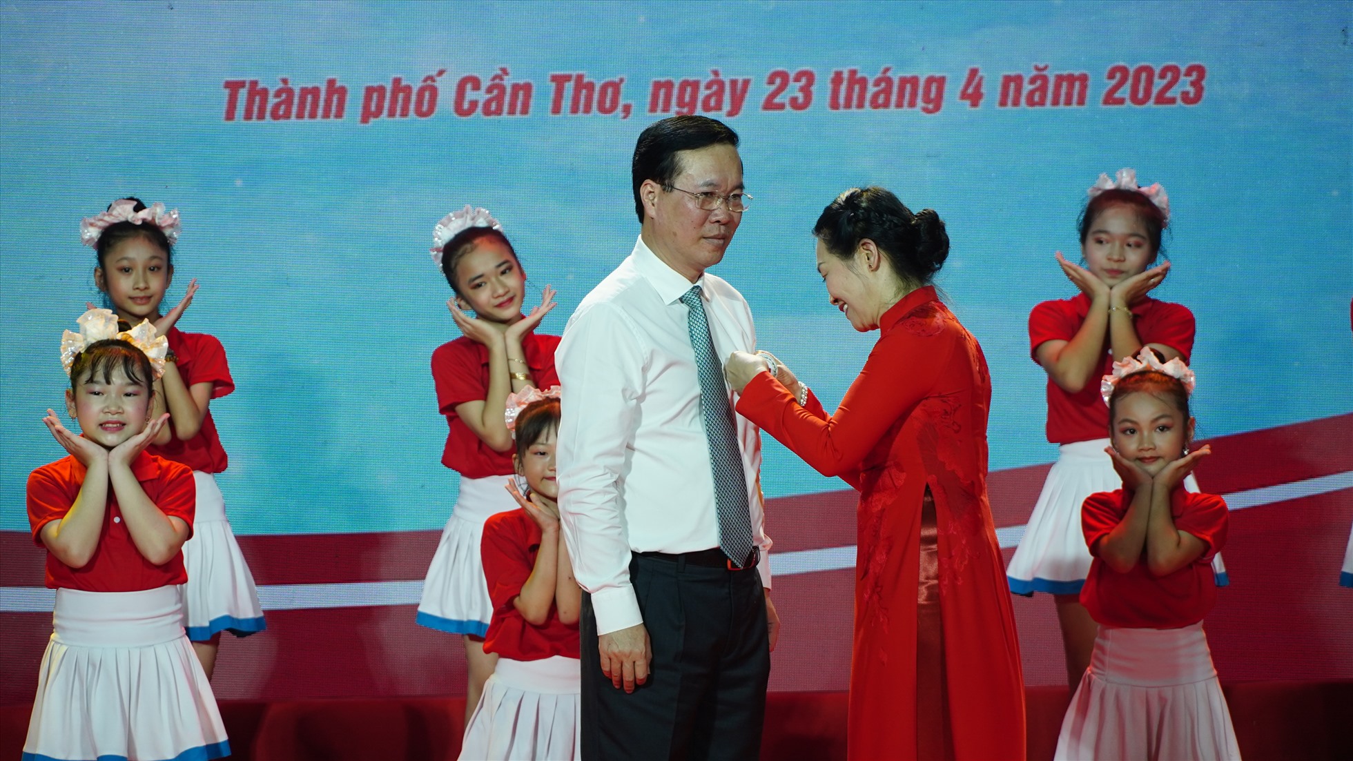 Bà Bùi Thị Hoà gắn Huy hiệu Chữ thập đỏ và tặng hoa chúc mừng Chủ tịch nước Võ Văn Thưởng làm Chủ tịch danh dự Hội Chữ thập đỏ Việt Nam. Ảnh: Tạ Quang