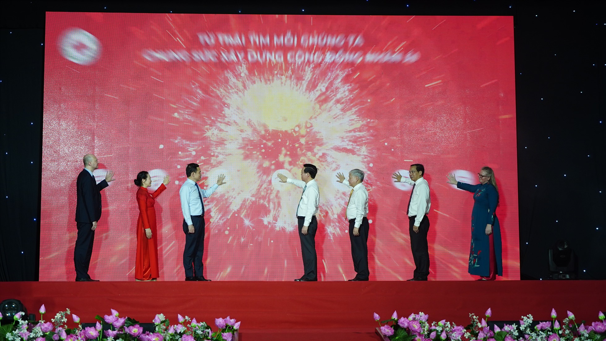 Chủ tịch nước Võ Văn Thưởng và các đại biểu thực hiện nghi thức phát động Tháng nhân đạo năm 2023 và khởi động phong trào “Người tốt, việc thiện - chung sức xây dựng cộng đồng nhân ái”. Ảnh: Tạ Quang