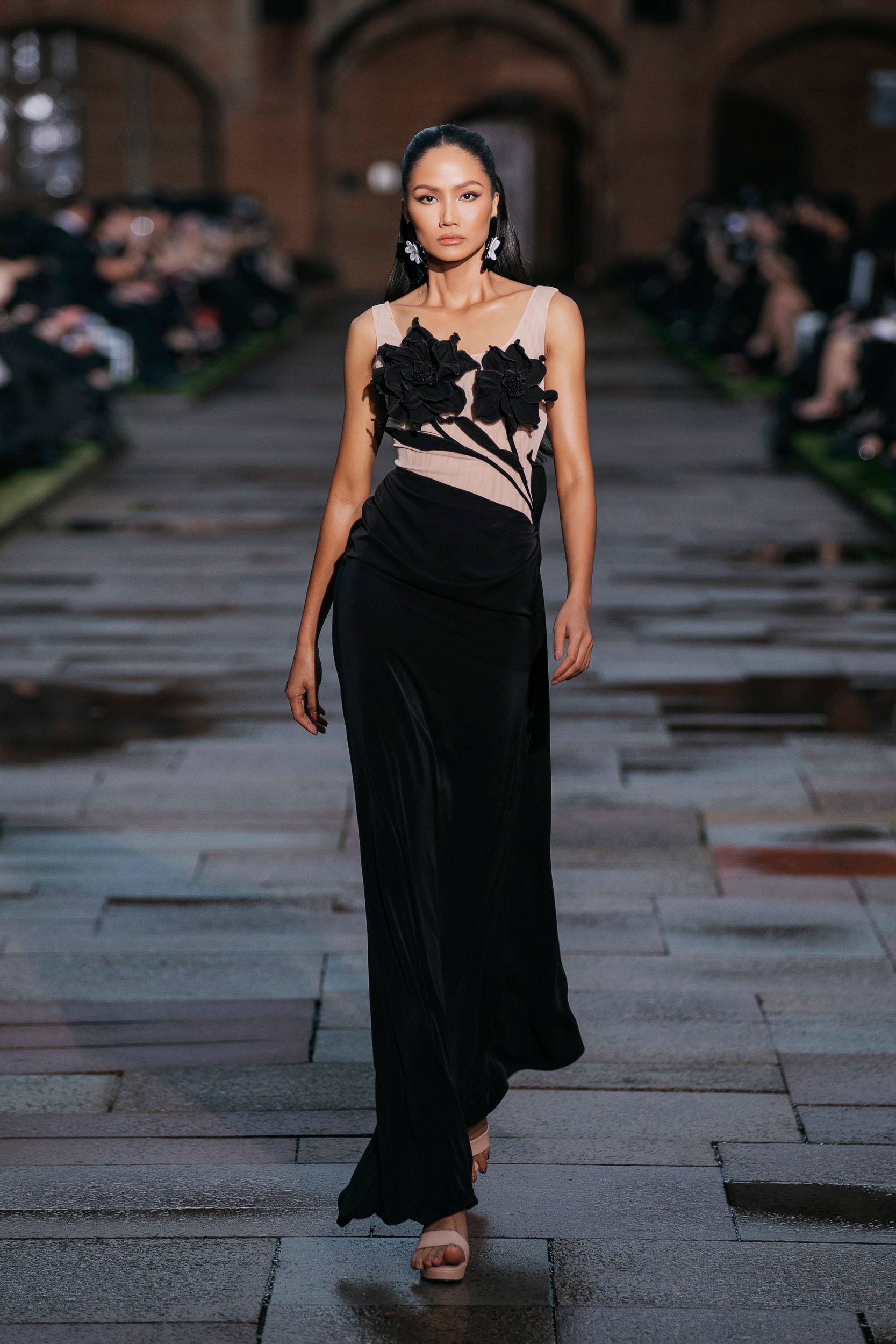 Hoa hậu H’Hen Niê mở màn với thiết kế màu đen, phom ôm sát cơ thể với điểm nhấn là hoạ tiết hoa 3D. Ảnh: Kiếng Cận