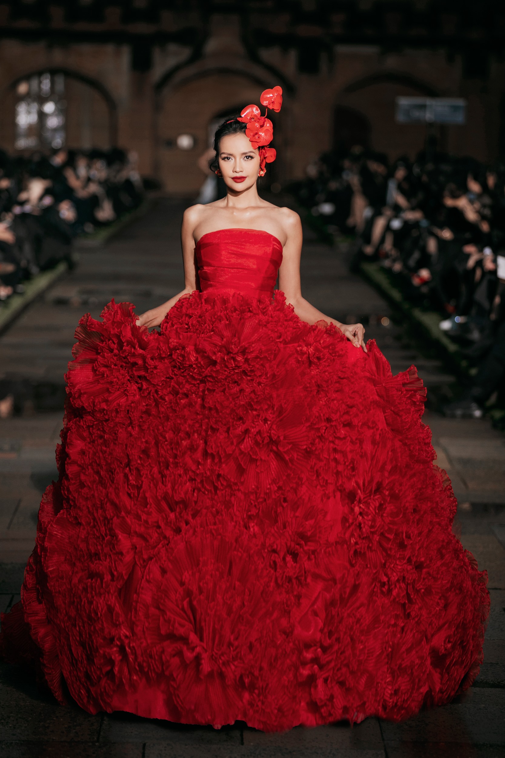 Hoa hậu Ngọc Châu khoe vẻ đẹp rực rỡ trong bộ đầm tông đỏ cầu kì. Ảnh: Kiếng Cận
