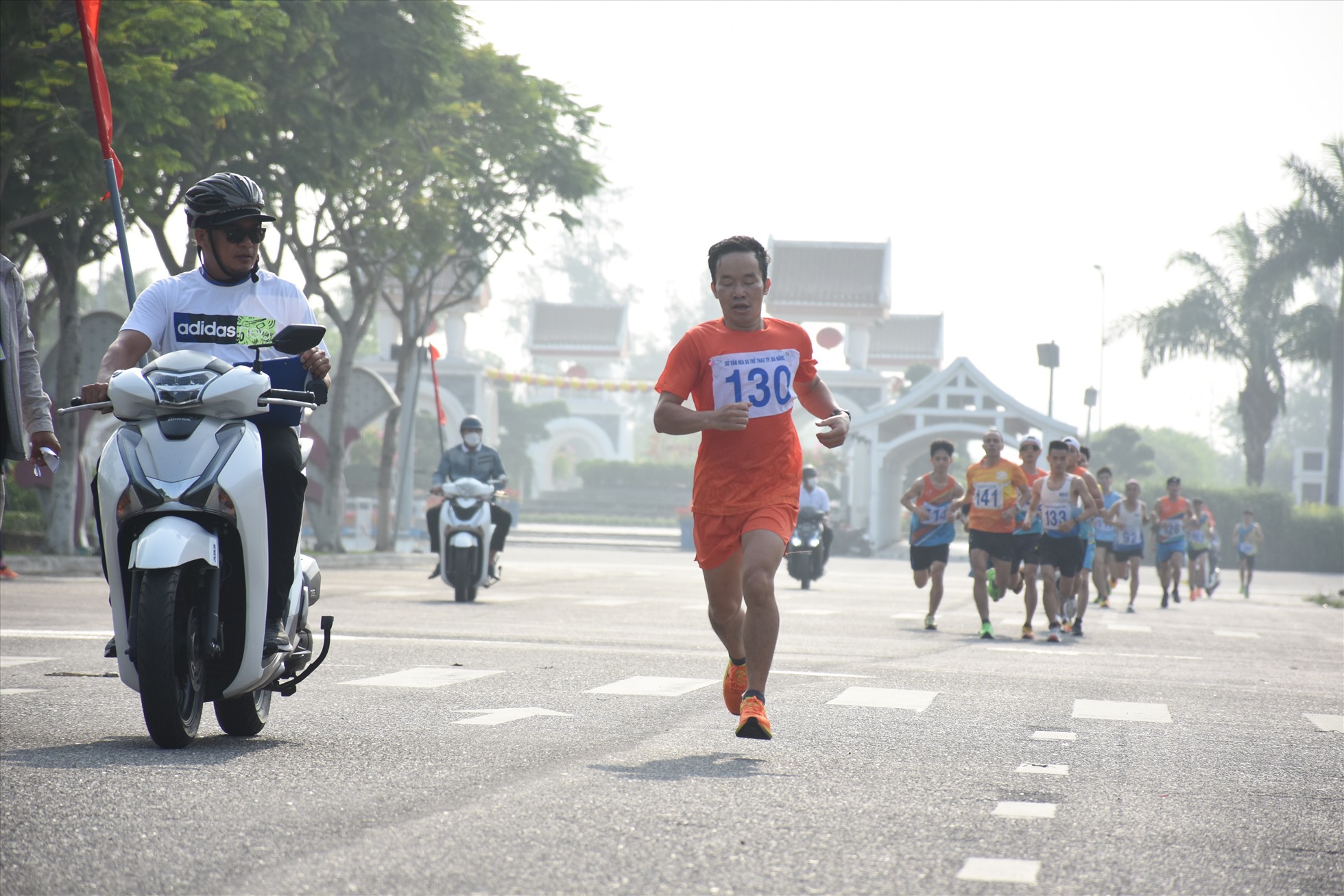 Giải Việt dã-chạy Vũ trang truyền thống Báo Đà Nẵng năm 2023 với hơn 800 vận động viên tham gia.