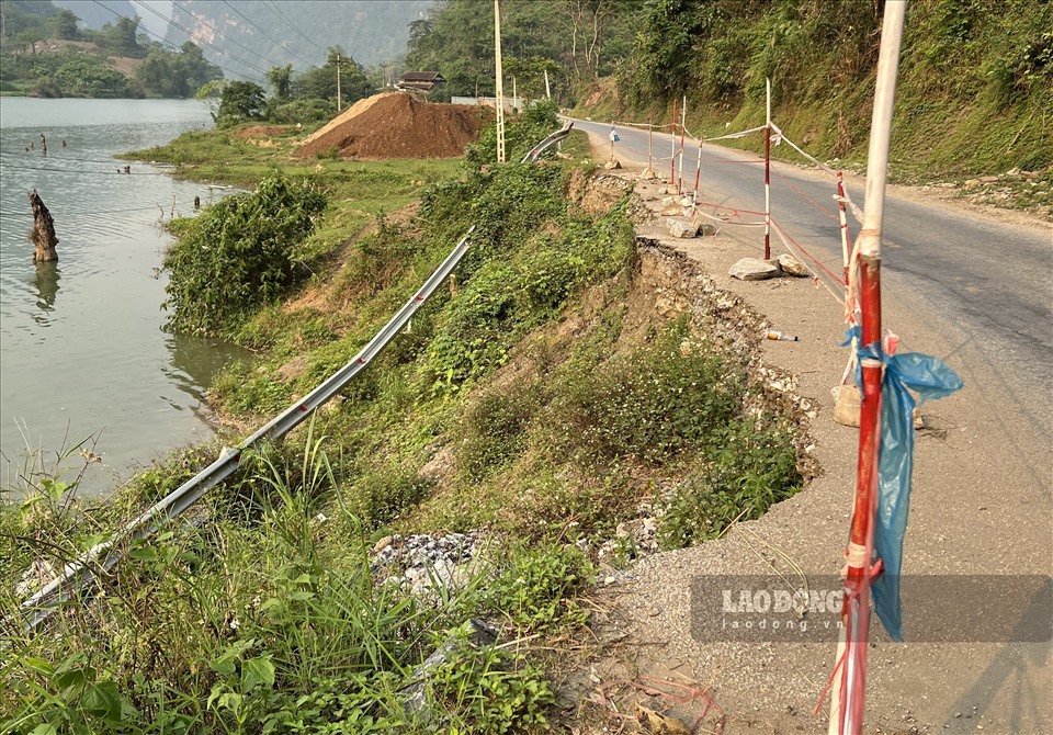 Hộ lan đã rơi gần chạm mặt nước sông Gâm.