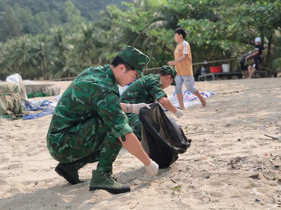 Các hoạt động dọn vệ sinh môi trường của bộ đội Biên phòng TP Đà Nẵng. Ảnh: Hồng Quang