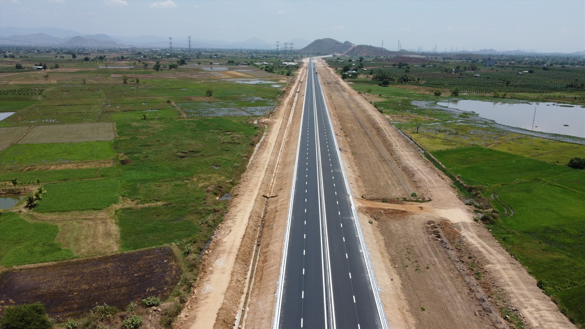 Cao tốc Vĩnh Hảo-Phan Thiết có chiều dài 100,8 km với 4 gói thầu. Điểm cuối trùng điểm đầu đoạn cao tốc Phan Thiết - Dầu Giây.