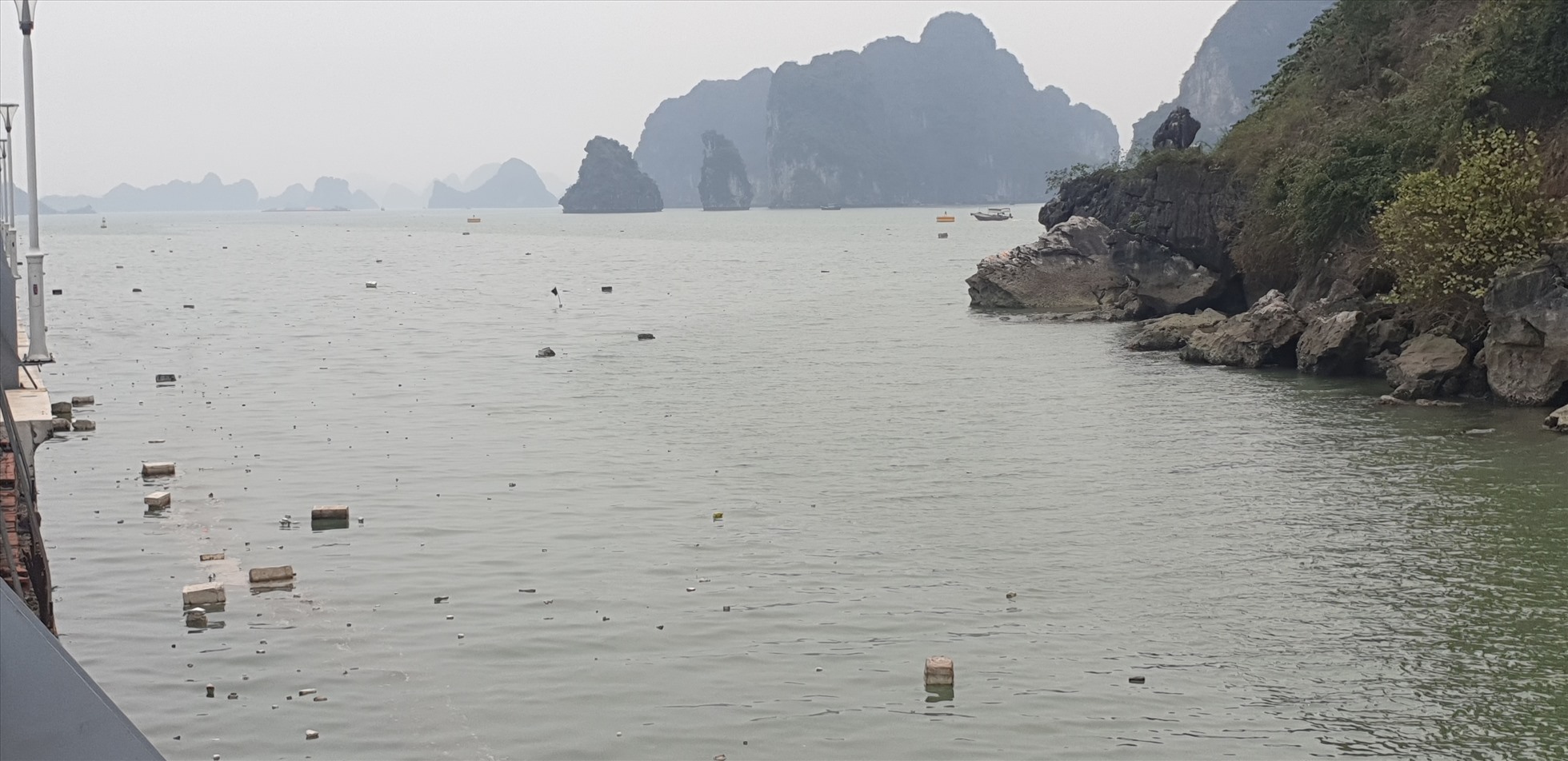 Phao xốp trôi nổi dọc bờ biển vịnh Hạ Long. Ảnh: Nguyễn Hùng