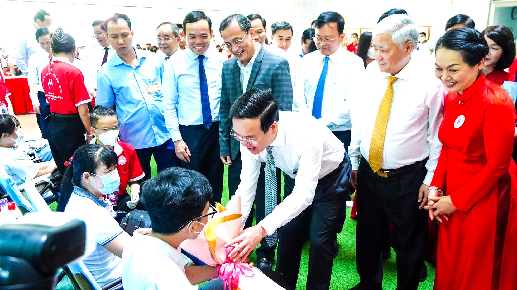 Chủ tịch nước Võ Văn Thưởng; Chủ tịch Ủy ban Trung ương MTTQ Việt Nam Đỗ Văn Chiến; Phó Thủ tướng Chính phủ Trần Lưu Quang thăm động viên những người tham gia hiến máu nhân đạo.