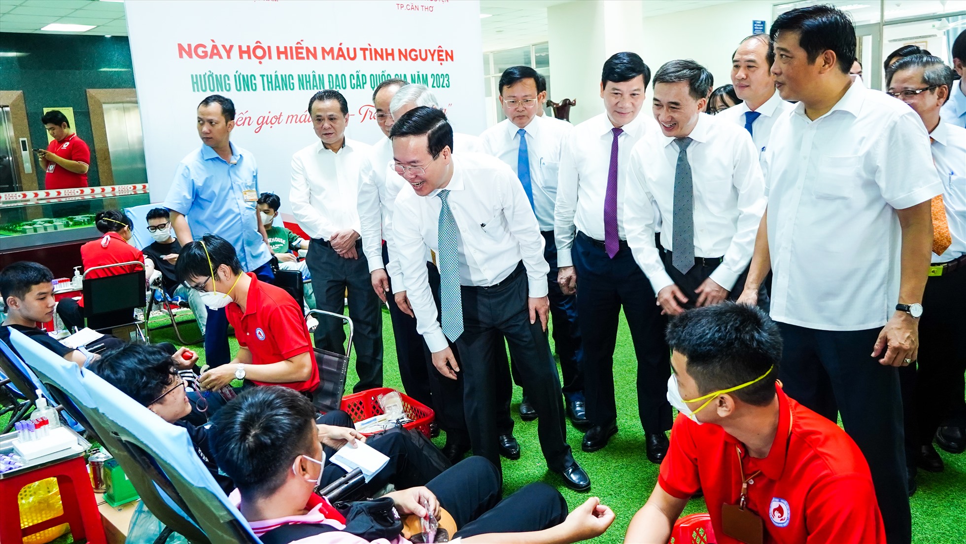 Chủ tịch nước Võ Văn Thưởng; Chủ tịch Ủy ban Trung ương MTTQ Việt Nam Đỗ Văn Chiến; Phó Thủ tướng Chính phủ Trần Lưu Quang thăm động viên những người tham gia hiến máu nhân đạo.