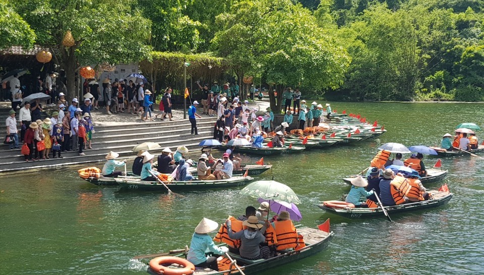 Khu du lịch sinh thái Tràng An, Ninh Bình mỗi ngày đón hàng nghìn lượt khách du lịch. Ảnh: Nguyễn Trường