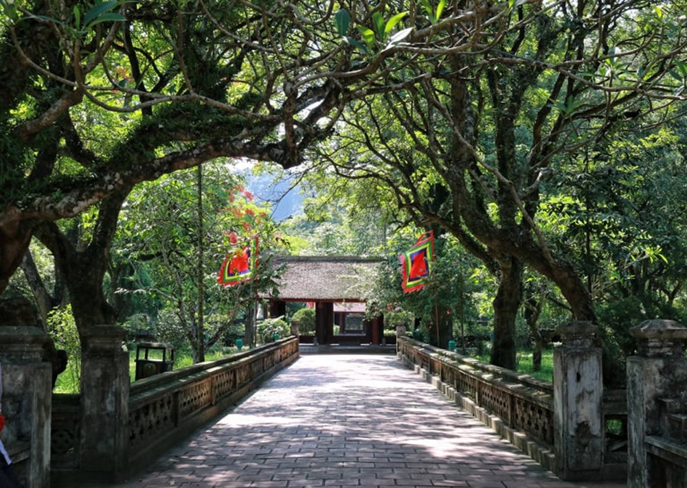 Cổng vào đền thờ vua Đinh Tiên Hoàng rợp bóng cây xanh mát trong quần thể cố đô Hoa Lư. Ảnh: Phạm Đông