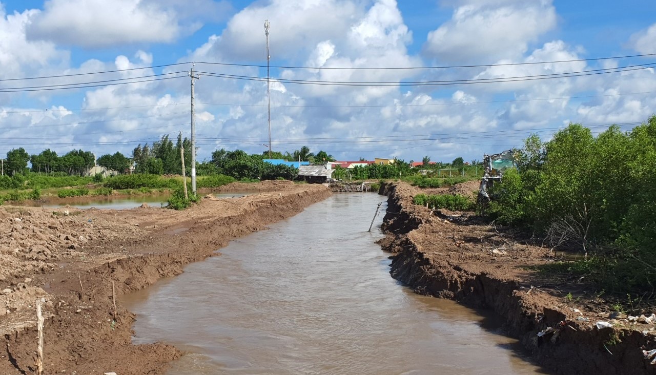 Hệ thống kênh thủy lợi quá nhỏ khiến cung cấp nước không đủ cho người nuôi tôm tại vùng ven biển Bạc Liêu. Ảnh: Nhật Hồ