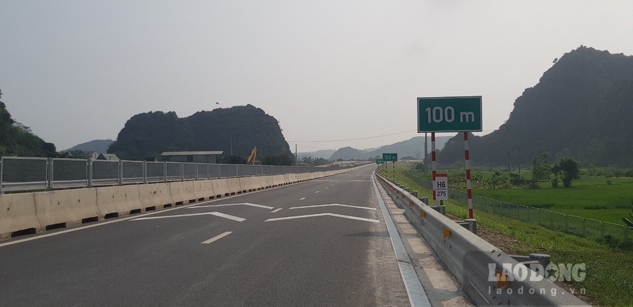 Theo kế hoạch, tuyến cao tốc Mai Sơn - QL45 sẽ thông xe chính thức và đưa vào khai thác dịp 30.4 tới đây. Ảnh: Diệu Anh