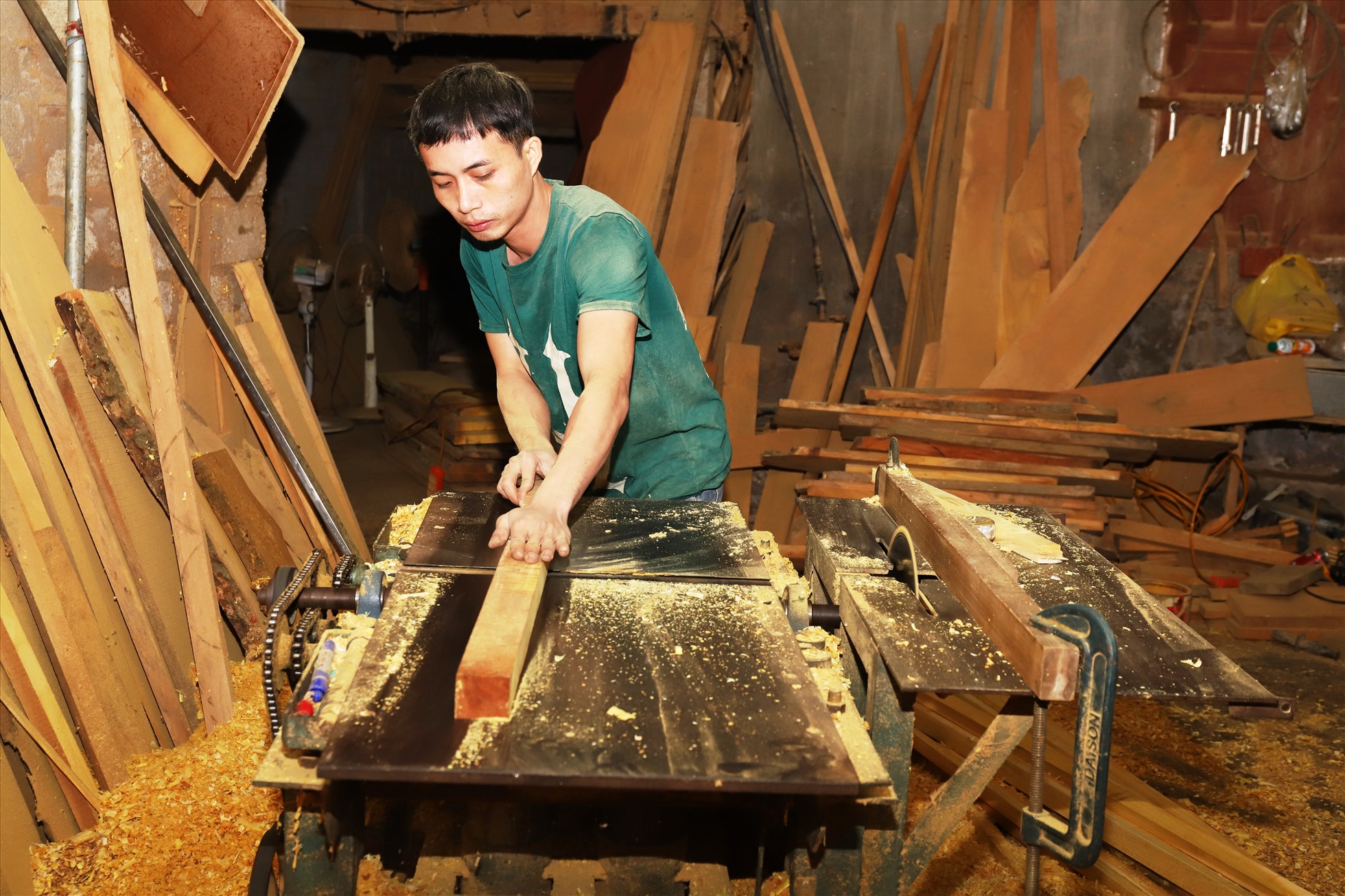 Cơ sở sản xuất đồ gỗ Long Giang đầu tư nhiều thiết bị máy móc hiện đại. Ảnh: Sỹ Thông