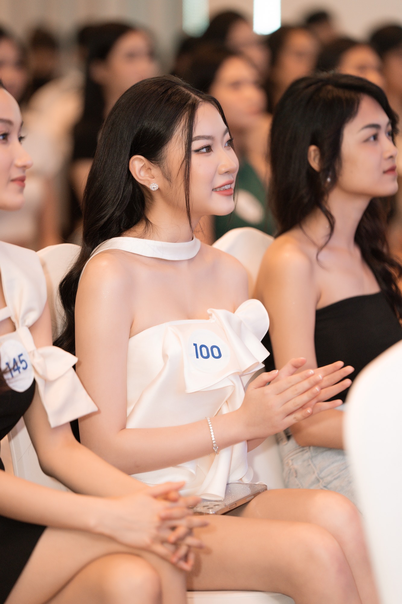 Phạm Hương Anh (2005) là thí sinh gây chú ý với thành tích khi vừa tròn 18 tuổi. Hương Anh xuất hiện trong bộ váy trắng tinh khôi. Thiết kế tinh tế cộng hưởng với lối make up trong veo, tóc cột nhẹ phần trên và xõa xoăn nhẹ phần đuôi giúp cô gái thu hút sự chú ý.
