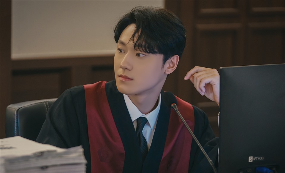 Lee Do Hyun trong hình tượng công tố viên. Ảnh: Nhà sản xuất JTBC