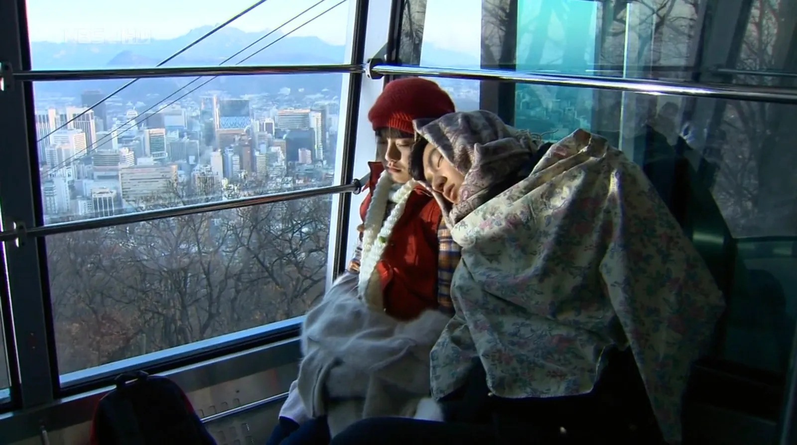 Cảnh phim quay trong cáp treo ở Tháp Namsan. Ảnh: