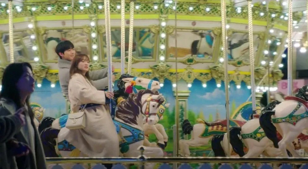 Vòng quay ngựa gỗ nổi tiếng của Lotte World. Ảnh: