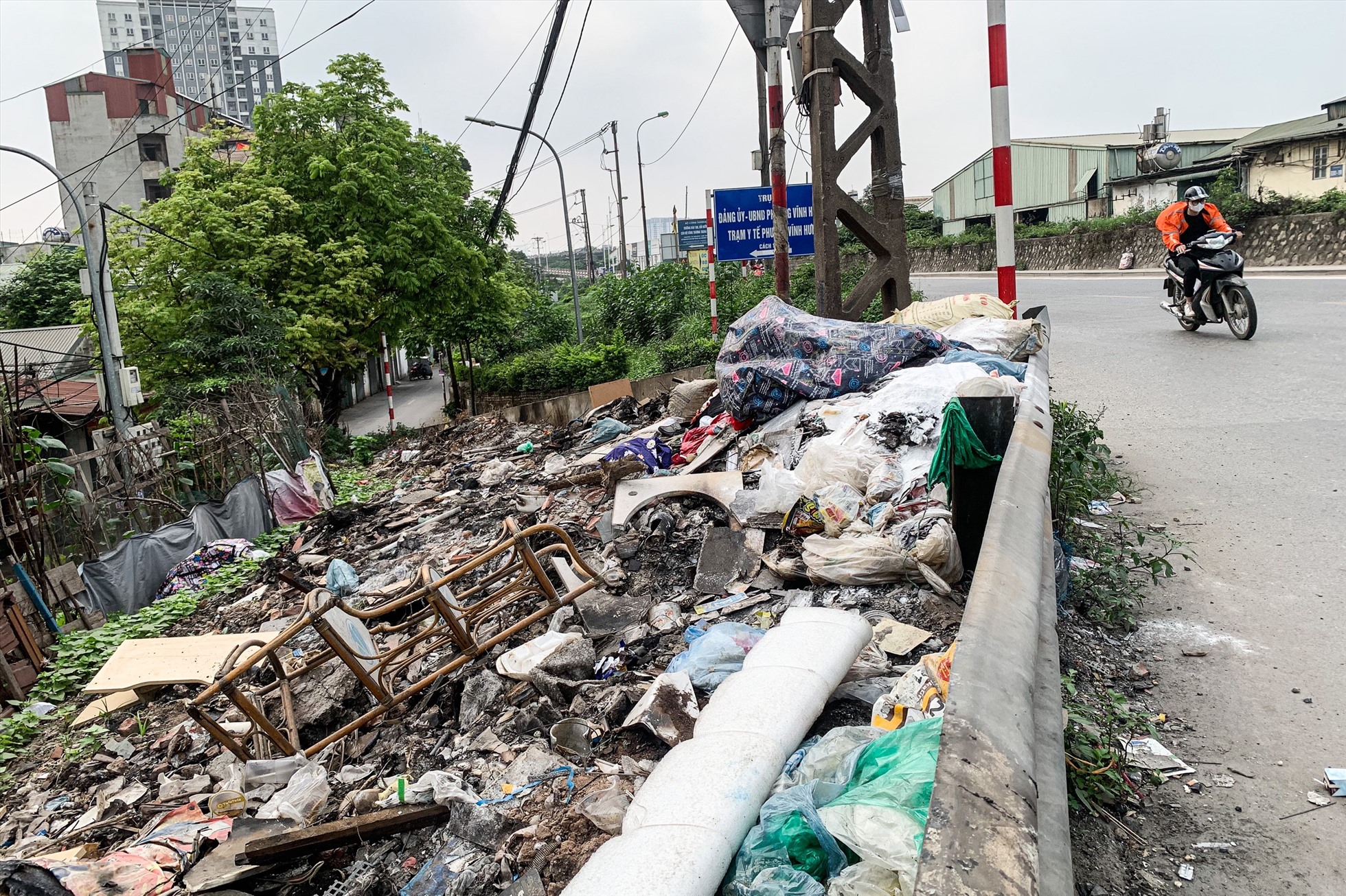 Xuyên suốt đường Nguyễn Khoái không thiếu những bãi tập kết rác như thế này. Ảnh: Thu Hiền